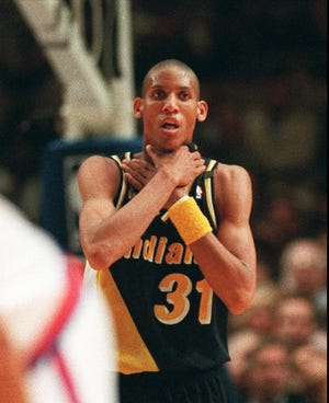 Reggie Miller dari Indiana tertangkap di leher, menunjukkan bahwa New York Knicks "tercekik" Pada pertandingan kelima seri pertandingan Wilayah Timur pada tahun 1994.
