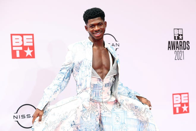 pix Bet Awards 2021 Lil Nas X https www usatoday com story entertainment celebrities 2021 06 28 lil nas x claps back criticism bet awards performance kiss 7790630002