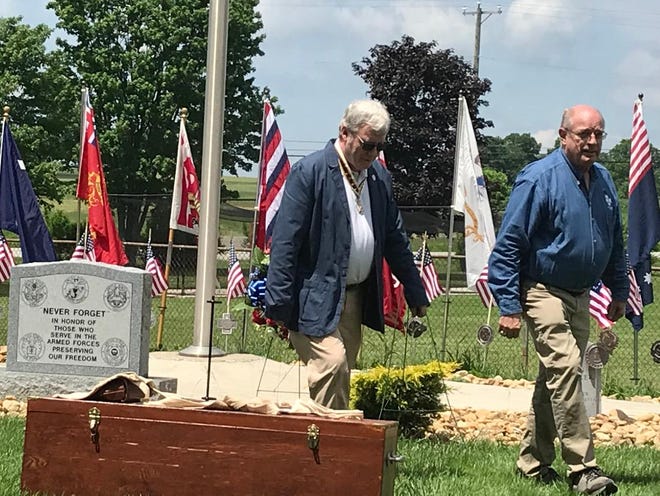 Great Glades SAR chapter members Ron Horner and Stewart Saylor, both fifth great-grandsons, place the wreath.