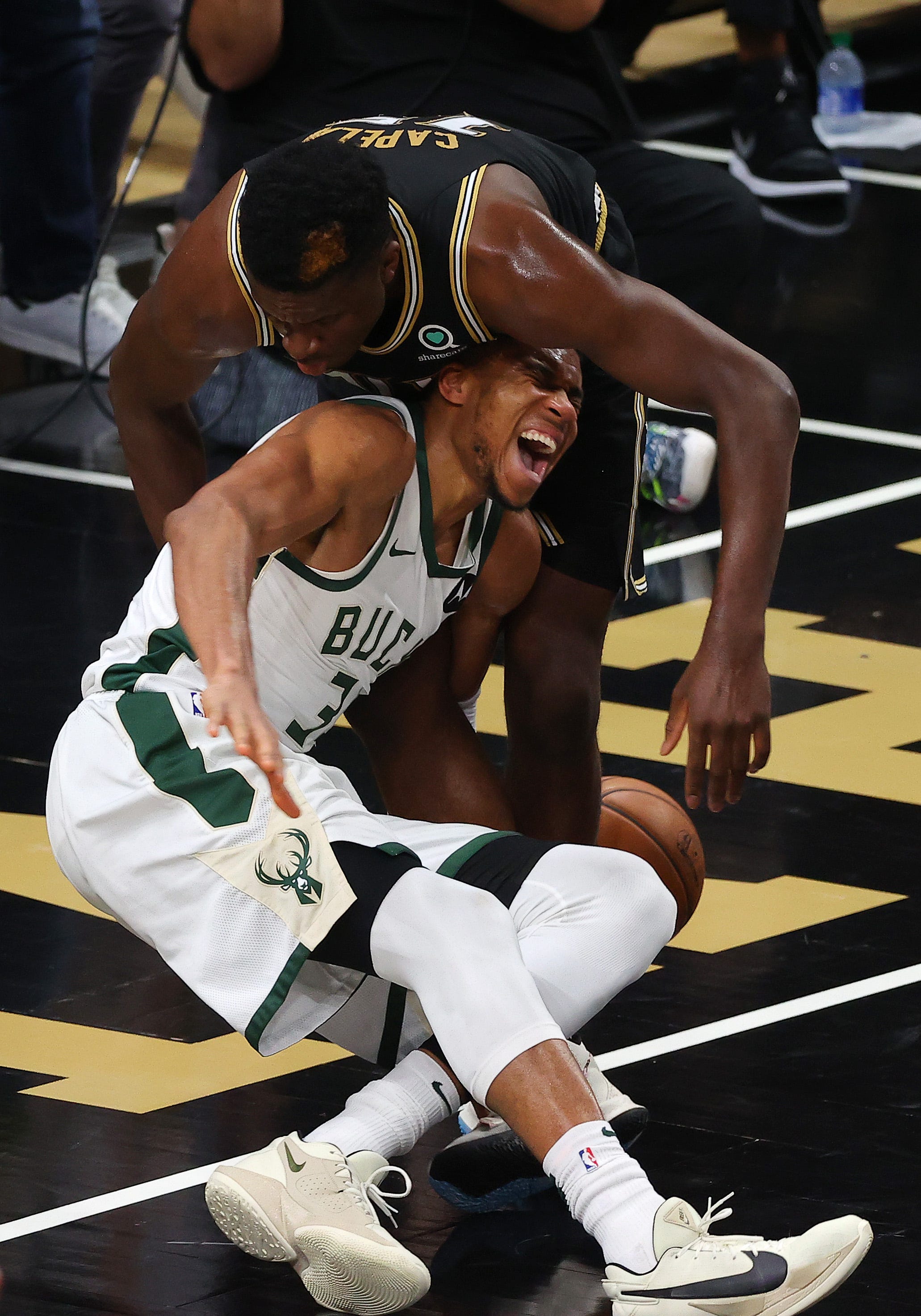 pic Giannis Injury Twitter https www jsonline com story sports nba bucks 2021 06 29 giannis antetokounmpo injures leg leaves game 4 eastern finals 7807101002