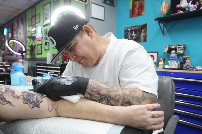 Mike Pettigrew tattoos Jessica Mount at Fallen Angel Tattoo in South Zanesville. 