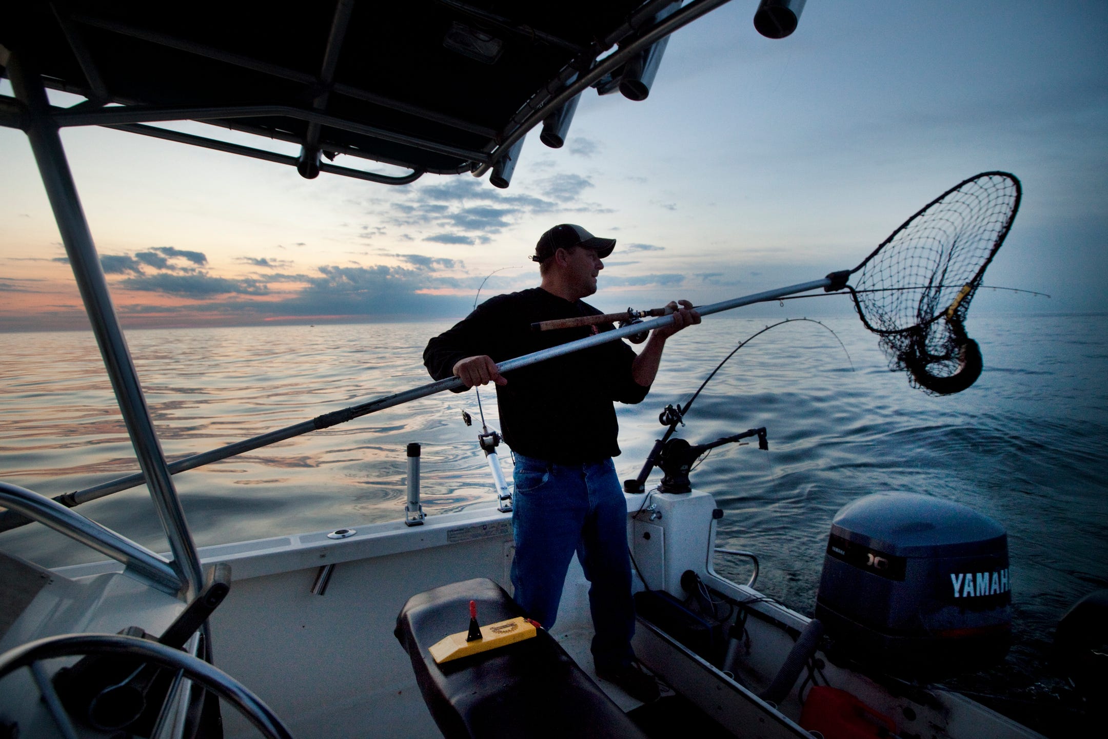 Detroit River fishermen must avoid freighters