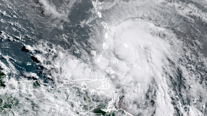 Floridas līča piekraste brīdina par tropisko vētru