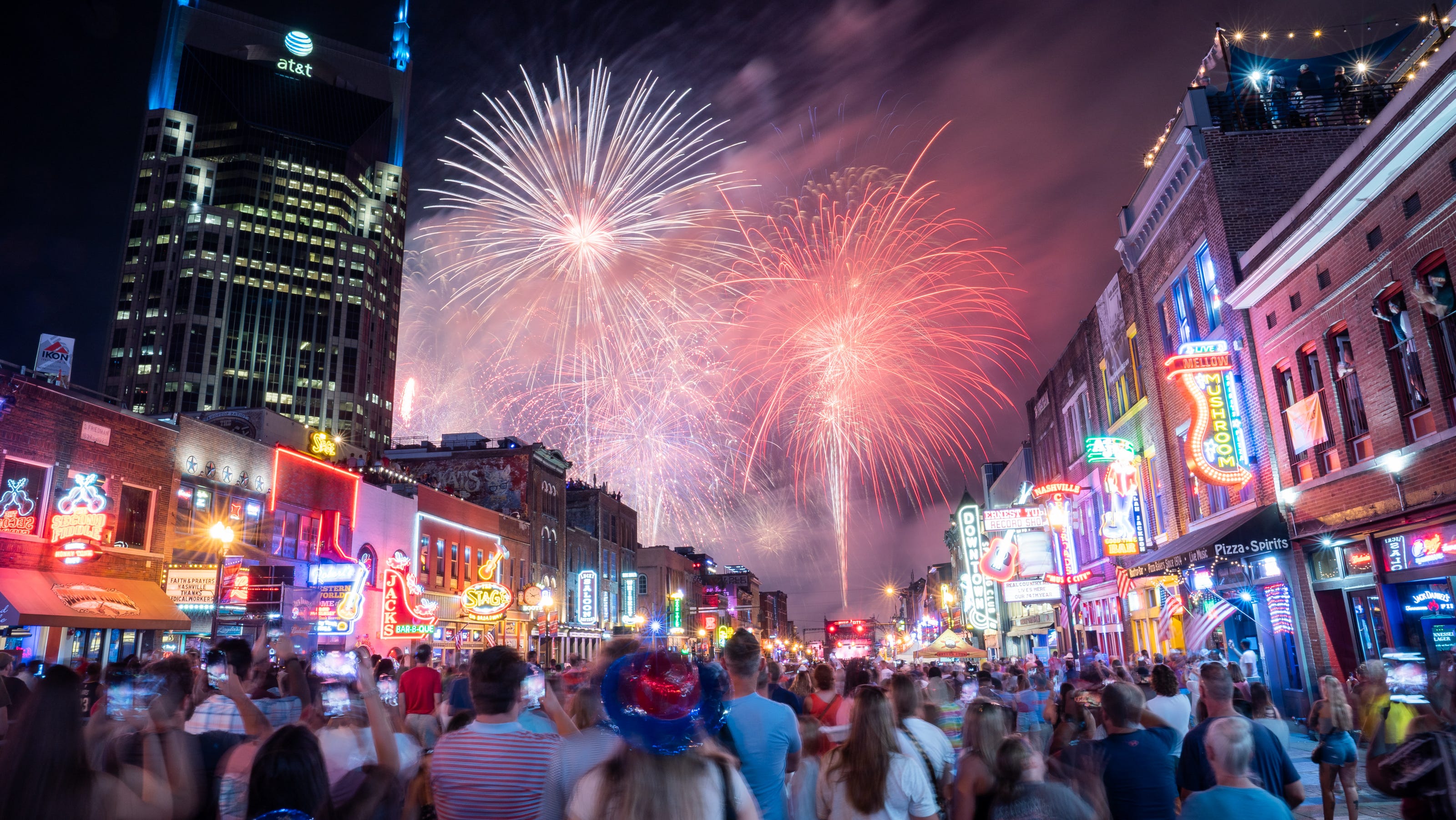 Brad Paisley headlines a recordbreaking 4th of July in Nashville