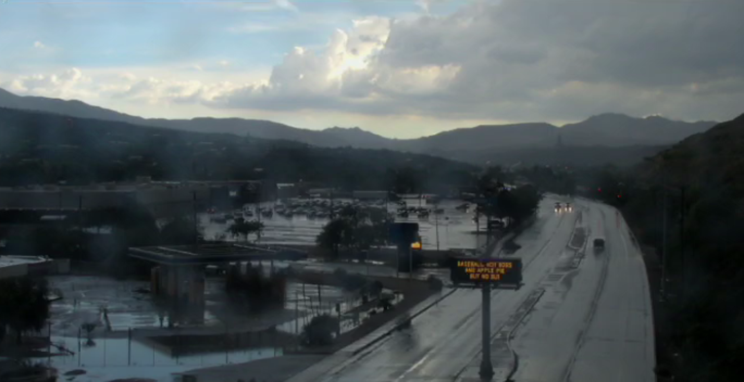 Storm rolls into Phoenix area; flash flood warning for ...