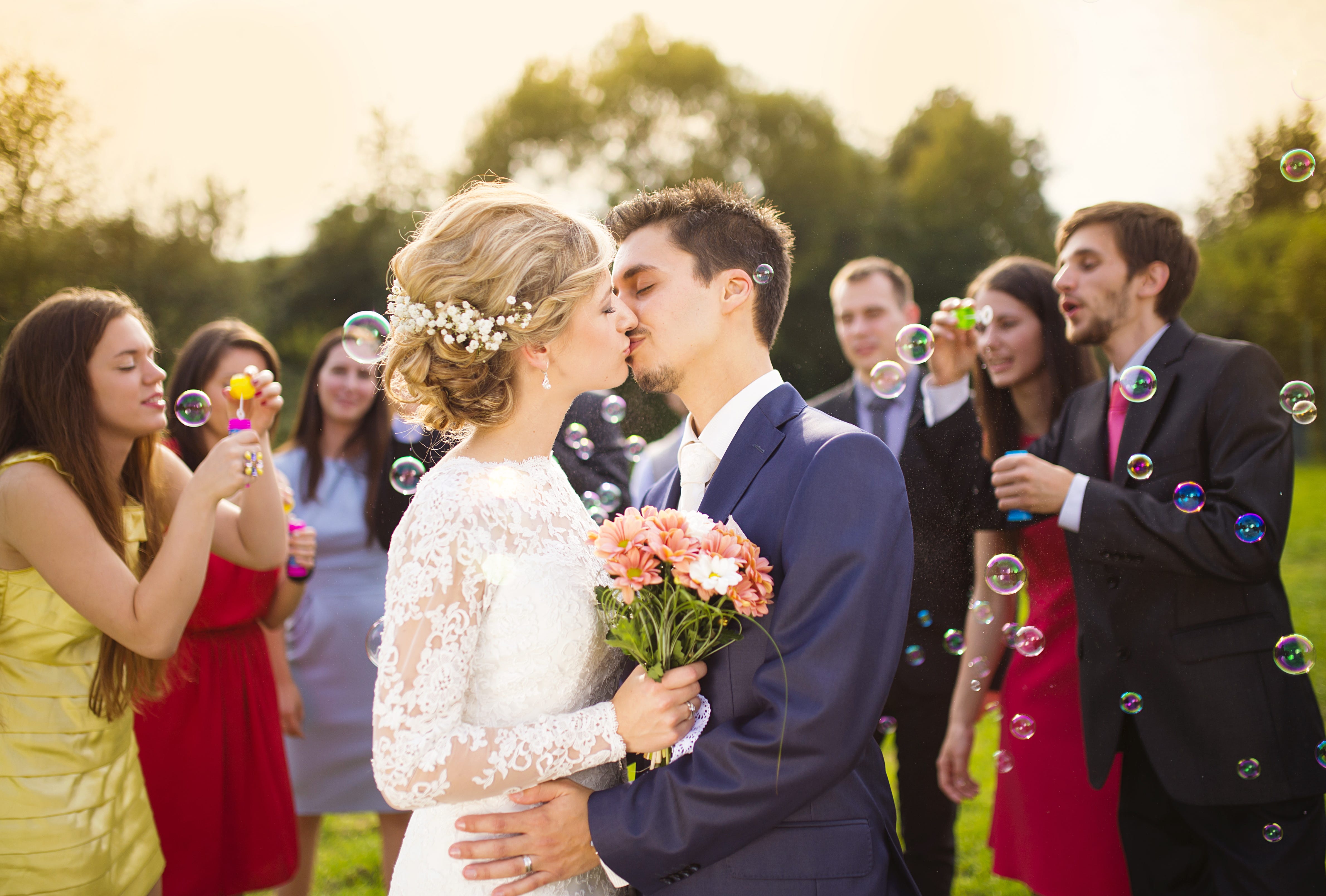 Свадьба на 100 человек we wed. Свадебная фотосессия. Молодожены с гостями. Свадебная фотосессия с гостями. Свадьба в современном стиле.