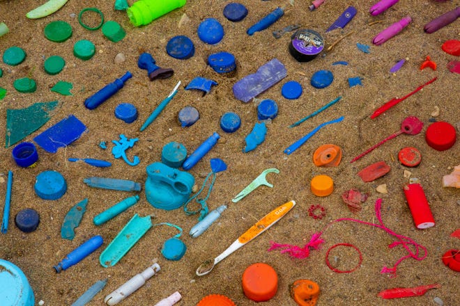 Sandra Ann Harris, penulis dari "Ucapkan Selamat Tinggal pada Plastik," mengatakan perkiraan sampah senilai truk sampah dibuang ke laut setiap menit.