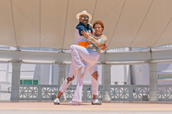 Salsa Savannah se reúne tres veces por semana para dar lecciones de baile y simplemente bailar con otros miembros de la comunidad.