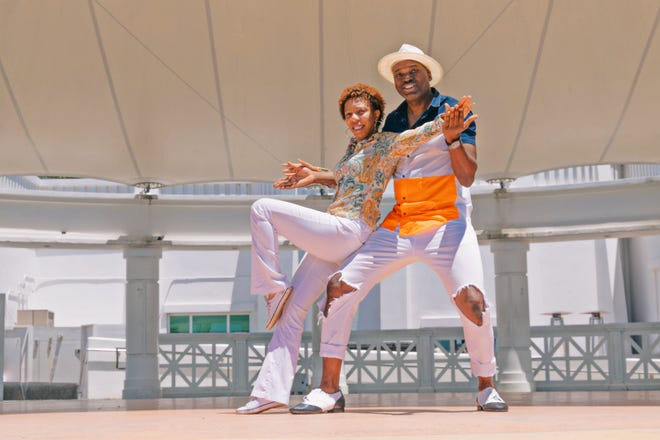 Salsa Savannah se reúne tres veces por semana para dar lecciones de baile y simplemente bailar con otros miembros de la comunidad.