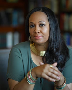 Η Kimberly Johnson, Αντιπρόεδρος του Πανεπιστημίου του Όρεγκον για Προπτυχιακή Εκπαίδευση και Φοιτητική Επιτυχία, υπέγραψε το βραβευμένο βιβλίο της,