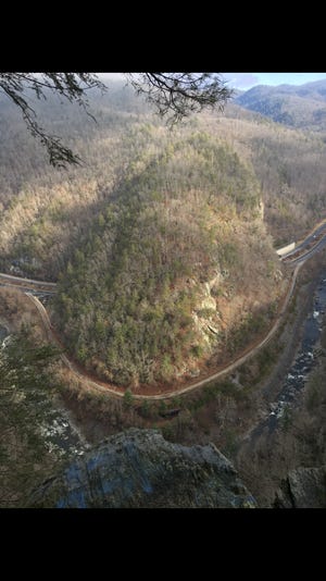 Lorsque l'Interstate 40 a été construite dans les années 1960, les ingénieurs ont laissé par inadvertance un pont terrestre, une bande de paysage naturel connecté, au-dessus du
