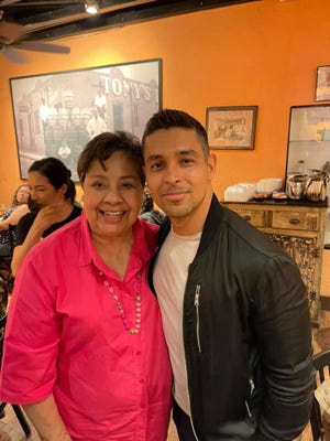 La ex representante Lily Lemon participó en la bienvenida al actor Wilmer Valderrama a El Paso. Visité Fort Bliss para conocer y saludar y almorzar en L&J Cafe.