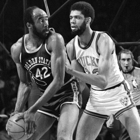 Nate Thurmond of the Golden State Warriors (42) lo