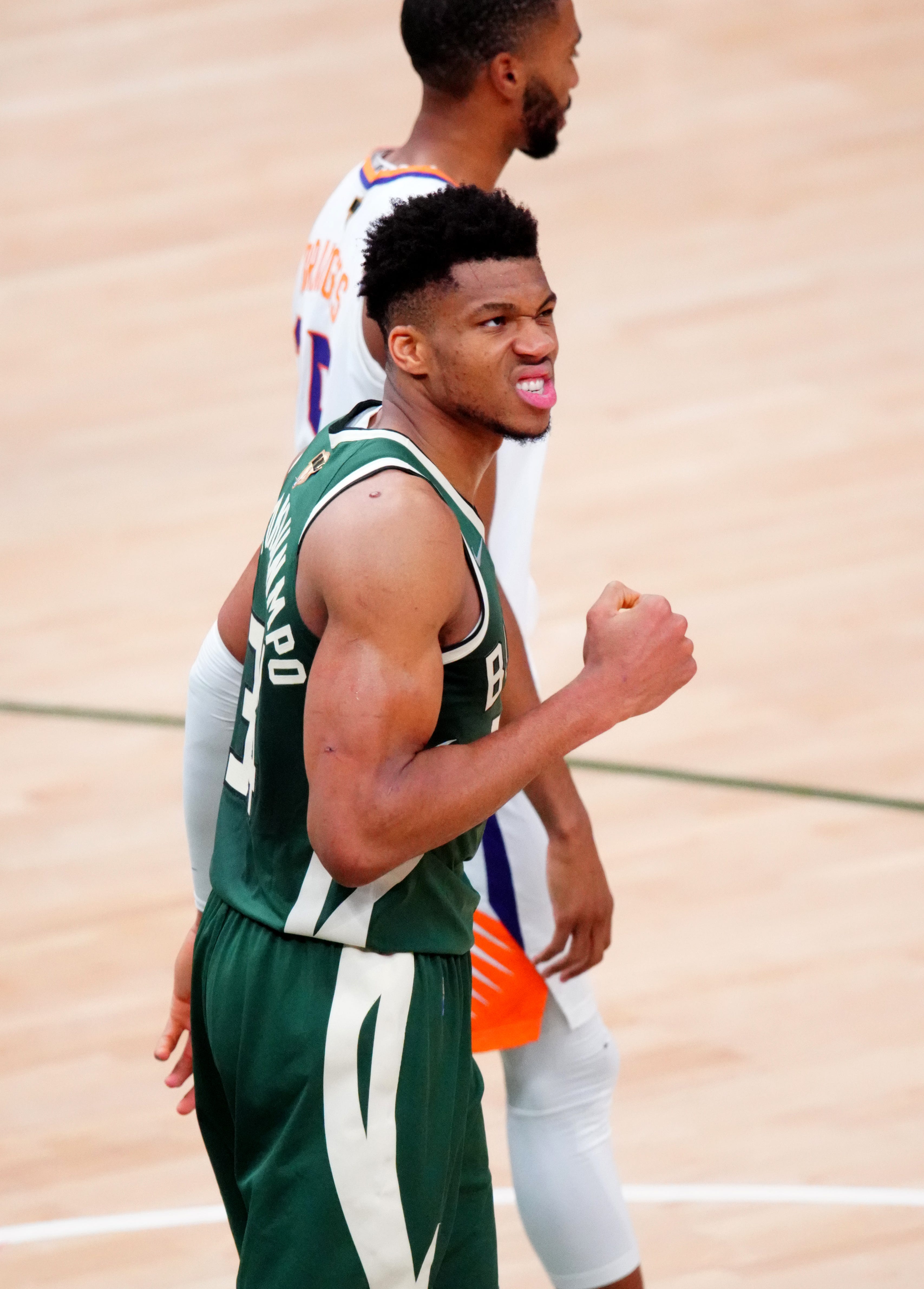 Bucks' Giannis Antetokounmpo dominates Suns in mustwin game