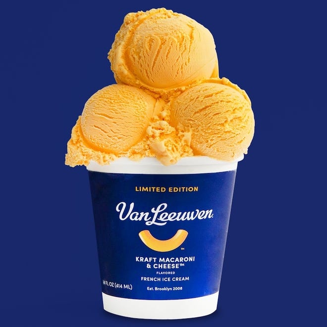 Kraft Macaroni & Cheese와 Van Leeuwen Ice Cream은 아이스크림과 마카로니와 치즈의 두 가지 컴포트 푸드의 한정판 조합을 제공합니다.