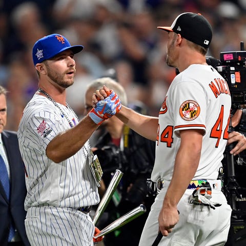 Pete Alonso greets Trey Mancini after the Home Run