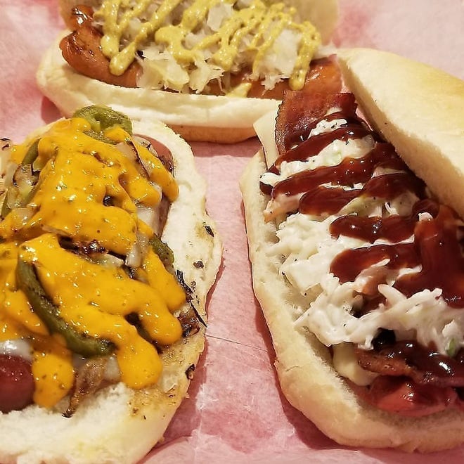 „Deerhead Hot Dogs“ Niuarke ir Vilmingtone siūlo neįprastus priedus, tokius kaip kiaušiniai, šoninė ir kopūstų salotos.