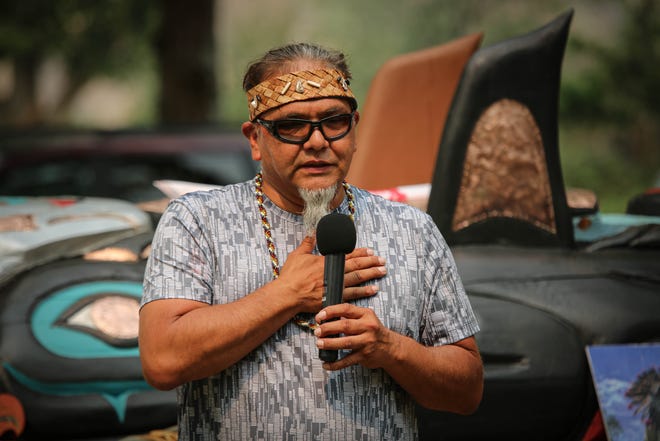 El escultor de tótem Lummi Phreddie Lane habla en la parada del Cañón del Río Snake en Idaho el 15 de julio sobre la gira Red Road to DC, que ve a docenas de activistas nativos americanos cruzar el país con el tótem de 7 metros de altura para demostrar la necesidad de proteger lo sagrado resaltar conjuntos.