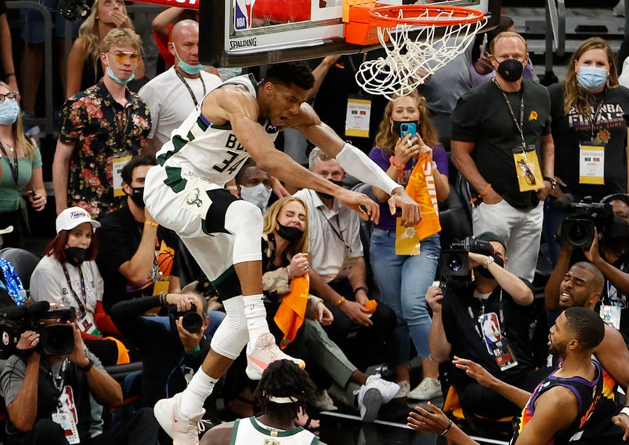 Game 5: Bucks forward Giannis Antetokounmpo (34) throws down the alley-oop slam on the fastbreak during the second half.