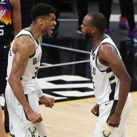 Giannis Antetokounmpo had 32 points and Khris Midd
