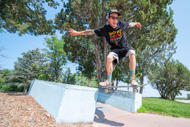 Dylan Johnson soluciona un problema en el parque de patinetas Sergeant Blake A. Harris en City Park el lunes 19 de julio de 2021.