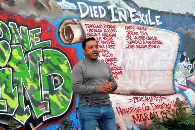 La persona mayor viaja a través de la frontera entre Estados Unidos y México a través de Los Cruz. La persona mayor viaja a través de la frontera entre Estados Unidos y México a través de Los Cruz.