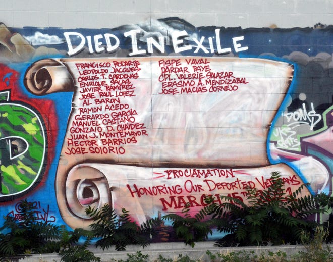 El mural, que fue filmado el domingo 18 de julio de 2021, muestra a un grupo de militares estadounidenses deportados muriendo en el extranjero.