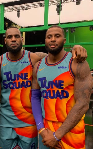 映画のセットで、元ブラッドリー大学のフォワードザックアンドリュース、右 "スペースジャム:新しいレガシー" レブロンジェームズと。