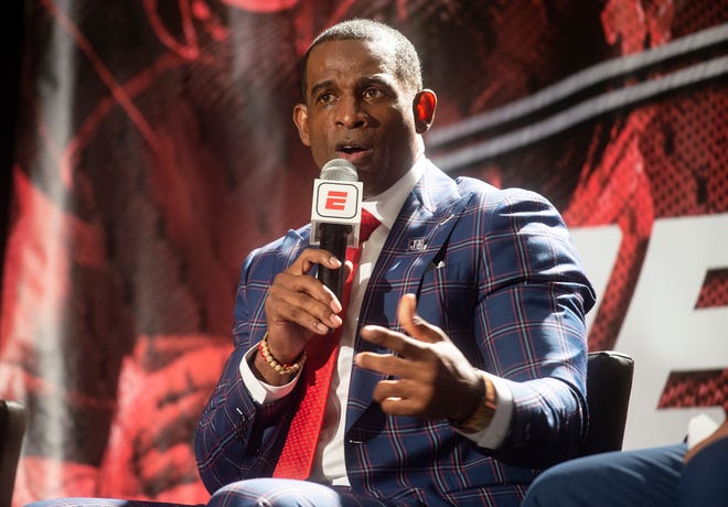 L'entraîneur de football de la Jackson State University, Deon Sanders, s'adresse aux médias lors de la journée annuelle de football de la Southwestern Athletic Conference à l'hôtel Sheraton Birmingham à Birmingham, Ala, le mardi 20 juillet 2021.
