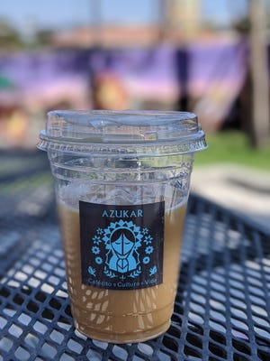 Una horchata fría se prepara y bebe en el patio de Café Azucar en Phoenix el 4 de octubre de 2020.