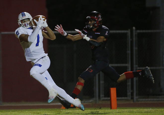 Chandler's Kyion Grayes (7) makes a touchdown catch against Liberty's Zay Johnson (3) during the second half at Liberty High School in Peoria, Ariz. on Oct. 1, 2020.