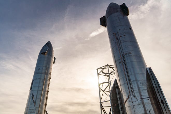 يقف نموذجان أوليان لـ Starship جنبًا إلى جنب في منشأة إنتاج Starbase التابعة لشركة SpaceX بالقرب من براونزفيل ، تكساس ، في 22 يوليو 2021.