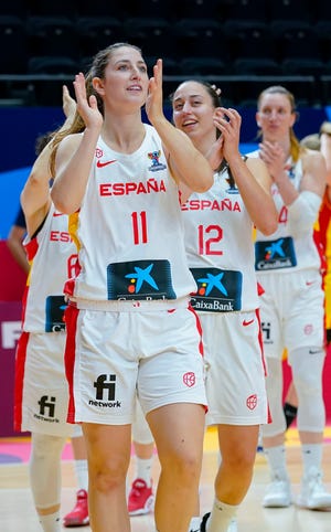 Leonor Rodríguez, graduada de Florida State, celebra la victoria de España en el reciente torneo Eurobasket. Rodríguez representará a España, junto con la ex jugadora de Seminole Maria Conde, en los Juegos Olímpicos de Tokio.