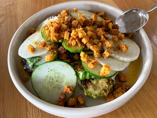 발렌타인 데이를 위한 스쿼시, 오이, 구운 스쿼시 크루통, 퀘소 프레스코 및 울프베리 퓌레.