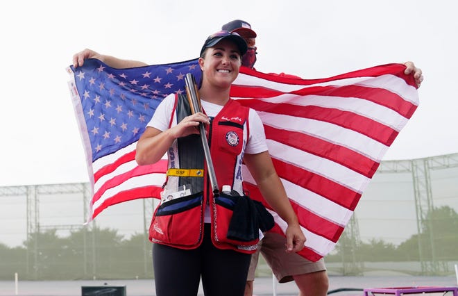 Amber English celebra después de ganar el oro en la final femenina de skeet en Asaka Shooting Range.