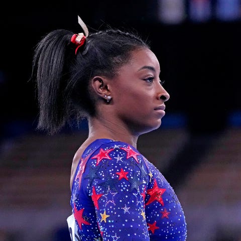 Simone Biles before competing on the uneven bars i