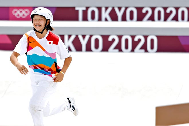 Momiji Nishiya (JPN) celebra haber ganado la medalla de oro en el monopatín callejero femenino durante los Juegos Olímpicos de Verano de Tokio 2020 en el Ariake Urban Sports Park.