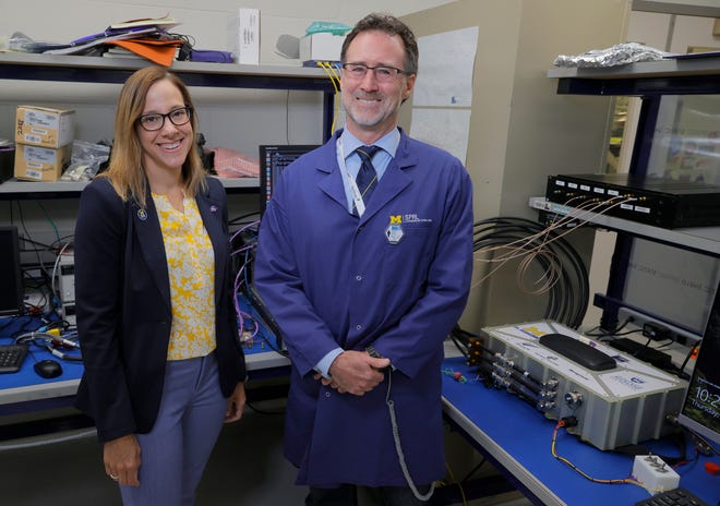 De izquierda a derecha, Sue Lepri, directora del Laboratorio de Investigación de Física Espacial (SPRL) de la Universidad de Michigan con Patrick McNally, gerente general del laboratorio en el campus de Michigan el jueves 22 de julio de 2021.