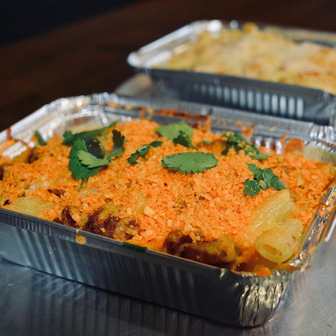 Glendale의 Mac Shack에 있는 Macibertos는 초리소, 양파, 고수, 으깬 도리토스를 특징으로 합니다.