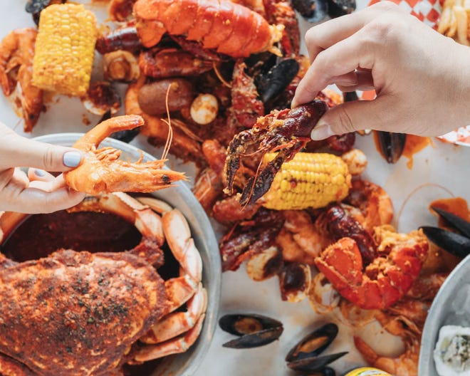 이 캘리포니아 해산물 레스토랑은 첫 번째 피닉스 위치에서 랍스터 꼬리, 메추라기 알 등을 제공합니다.