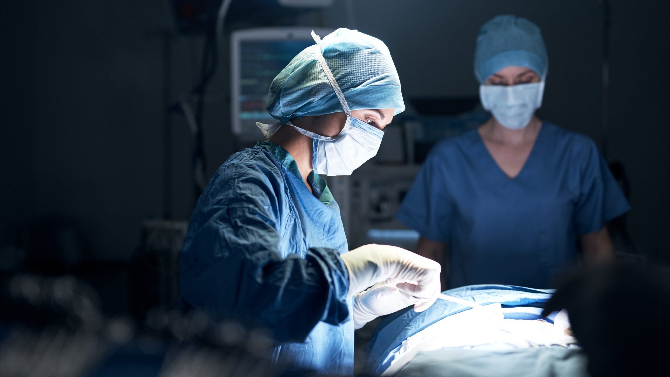 Когда лучше делать операцию в 2024. Хирург женщина на операции. Великие хирурги женщины. Лучшие хирурги женщины или мужчины.