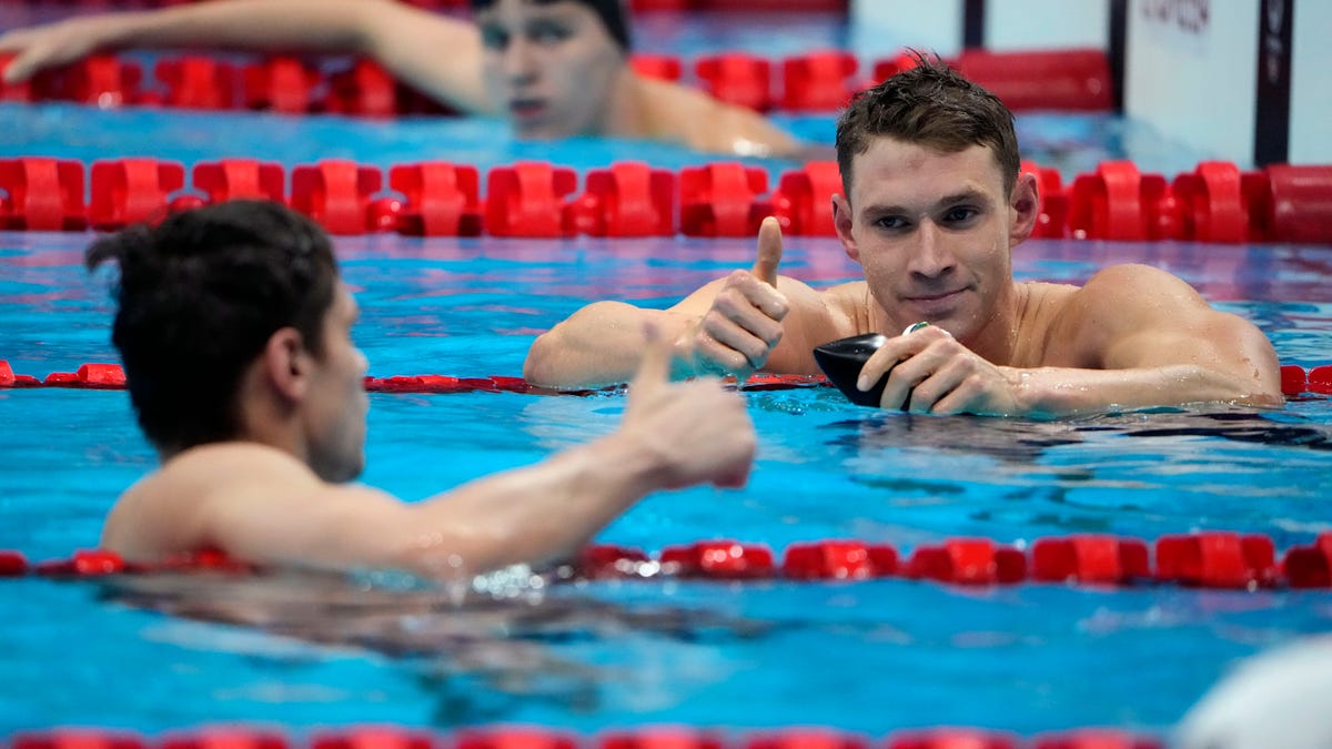The United States' Ryan Murphy, right, gives a thumbs up to Evgeny Rylov, of Russian Olympic Committee, after Rylov won the men's 200-meter backstroke final.