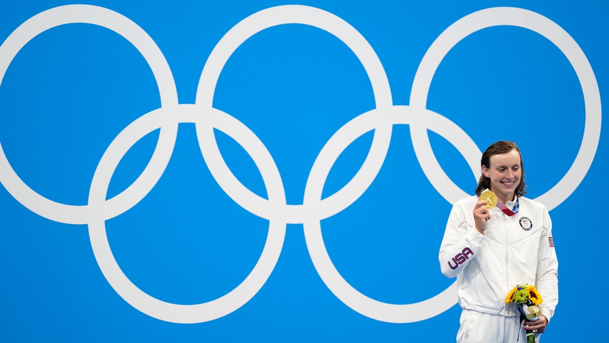 Katie Ledecky shows off her gold medal after the 800-meter freestyle on Saturday.