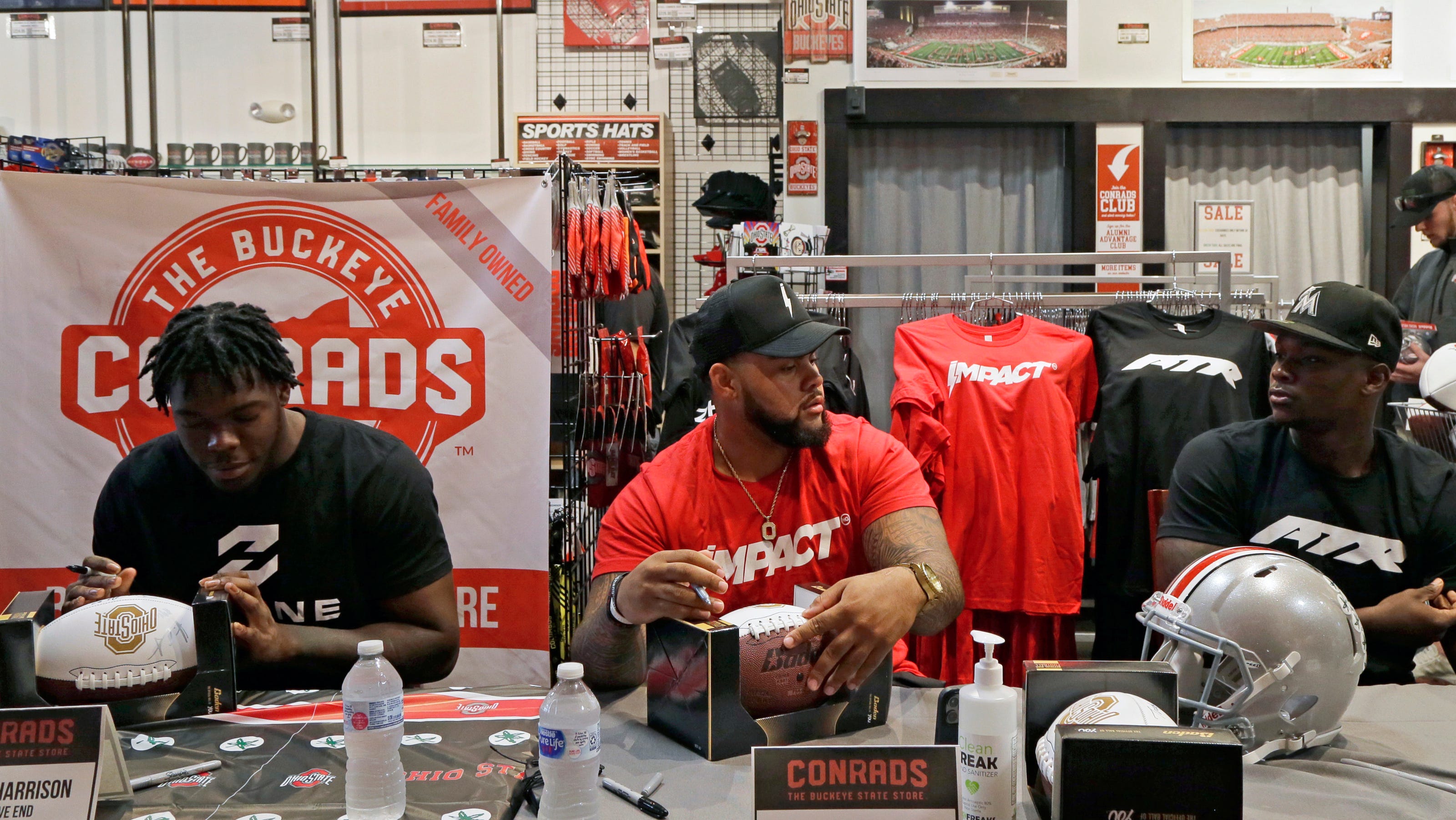 Ohio State football players find NIL opportunity at autograph signing