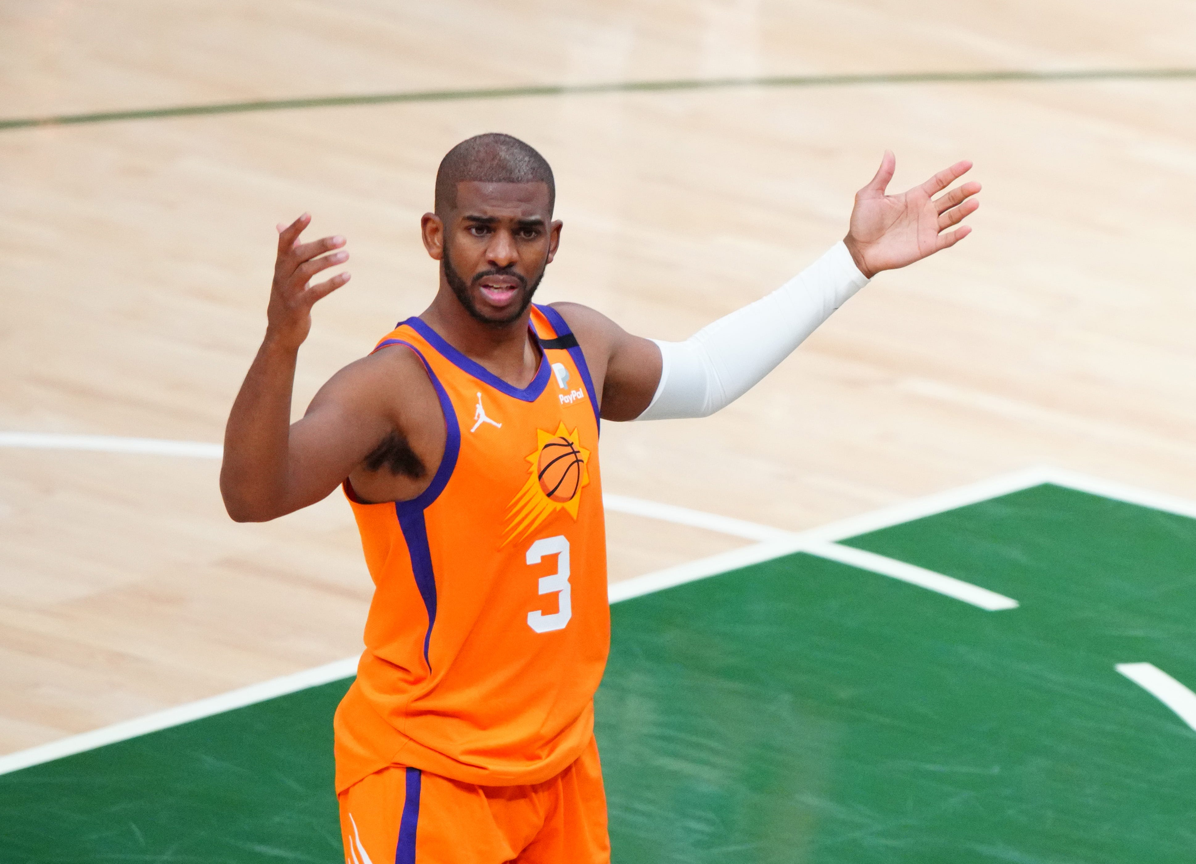 Chris Paul stays with Phoenix Suns, agreeing to four-year, $120 million deal