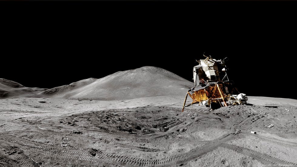 بانوراما للوحدة القمرية خلال مهمة أبولو 15 ، حيث عاش رواد الفضاء لعدة أيام.  تم إنشاء الصور البانورامية من خلال تجميع صور البعثة معًا.