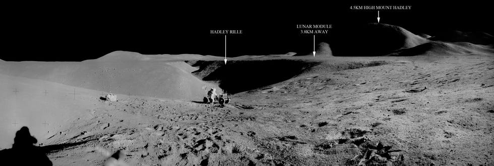 Panorama repensé du LRV avec des emplacements annotés sur la Lune.