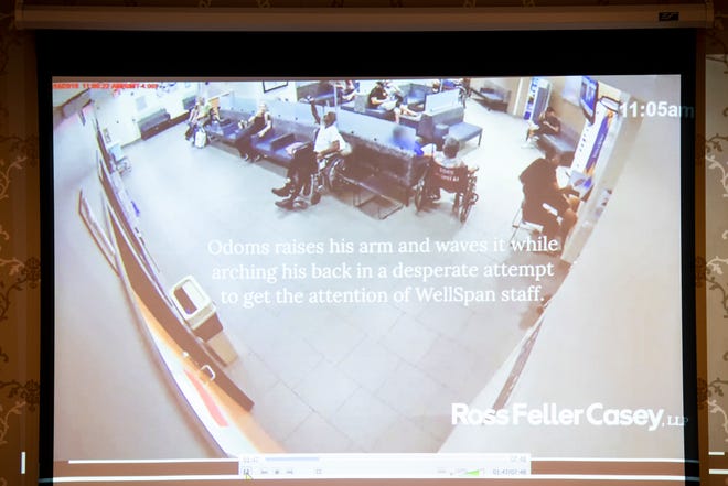 Video giám sát do công ty luật Ross Filler Casey LLP của Philadelphia thu được cho thấy Terry Lynn Odoms, 72 tuổi, vẫy cánh tay phải trong không khí khi cố gắng thu hút sự chú ý của nhân viên trong phòng chờ của khoa cấp cứu tại York vào ngày 16 tháng 8 năm 2019. Anh ta đã được tuyên bố là Odoms chết một vài giờ sau đó.