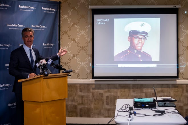 Một bức ảnh của Terry Lynn Odoms được hiển thị trong cuộc họp báo do Matt Casey, người đồng sáng lập Ross Feller Casey LLP, tổ chức ở Tây Manchester vào thứ Năm, ngày 5 tháng 8 năm 2021. Odoms từng phục vụ trong Thủy quân lục chiến Hoa Kỳ và là một chiến sĩ Việt Nam cựu chiến binh.
