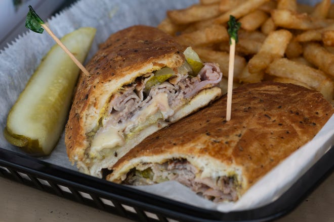 Birçok Pensacola bölgesi sakini için Hub Stacey'deki Küba sandviçi en iyisidir. 